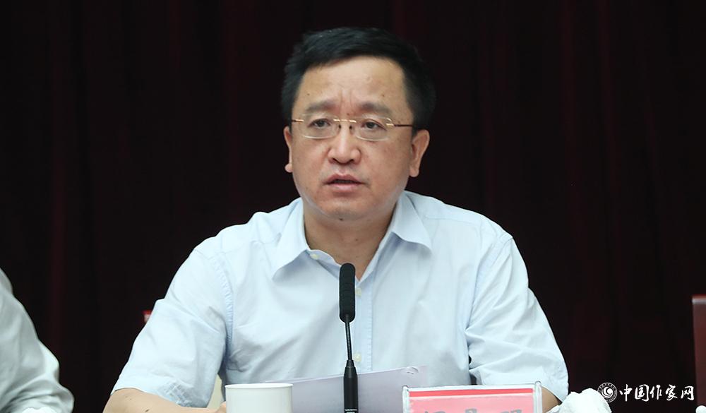 7月24日，第十屆全國優(yōu)秀兒童文學(xué)獎評獎委員會第一次全體會議由閻晶明主持