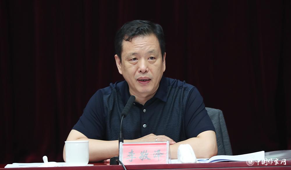 7月24日，李敬澤在第一次全體會議上就評獎條例、評獎細(xì)則作說明