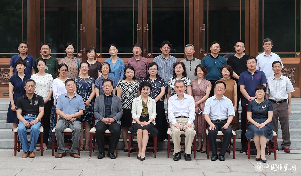 7月24日，第十屆全國優(yōu)秀兒童文學(xué)獎全體評委合影