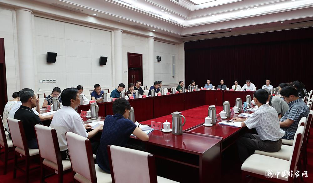 7月24日，第十屆全國優(yōu)秀兒童文學(xué)獎評獎委員會第一次全體會議現(xiàn)場