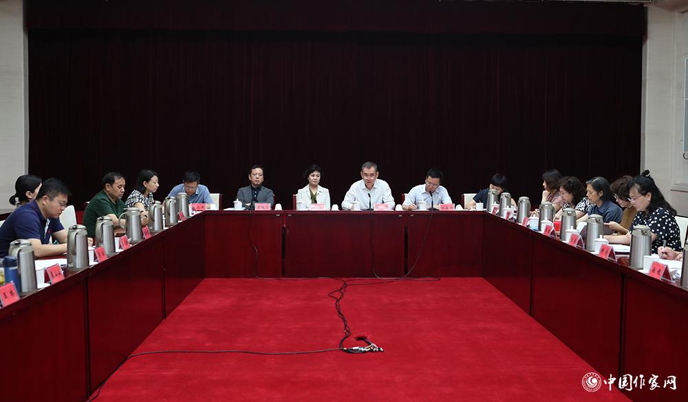 7月24日，第十屆全國優(yōu)秀兒童文學(xué)獎評獎委員會第一次全體會議在京舉行