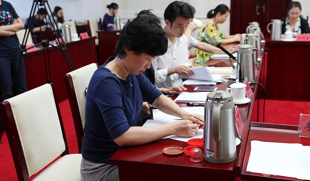 8月4日，紀(jì)律監(jiān)察組人員對選票結(jié)果蓋章封存