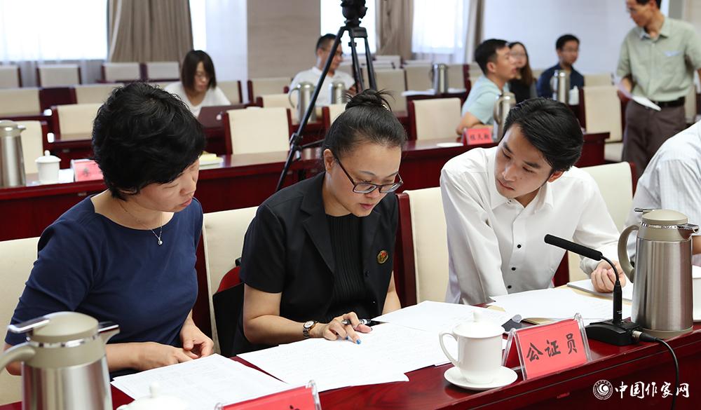 8月4日，公證處人員查看選票情況