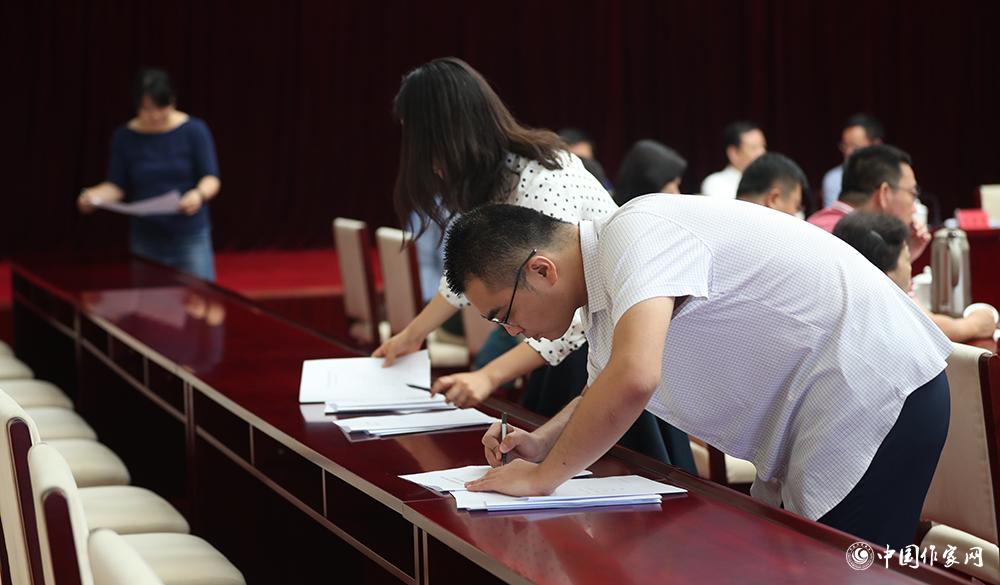 8月4日，第十屆兒獎評委會第六次全體會議上，聯(lián)絡(luò)員清點收回選票情況