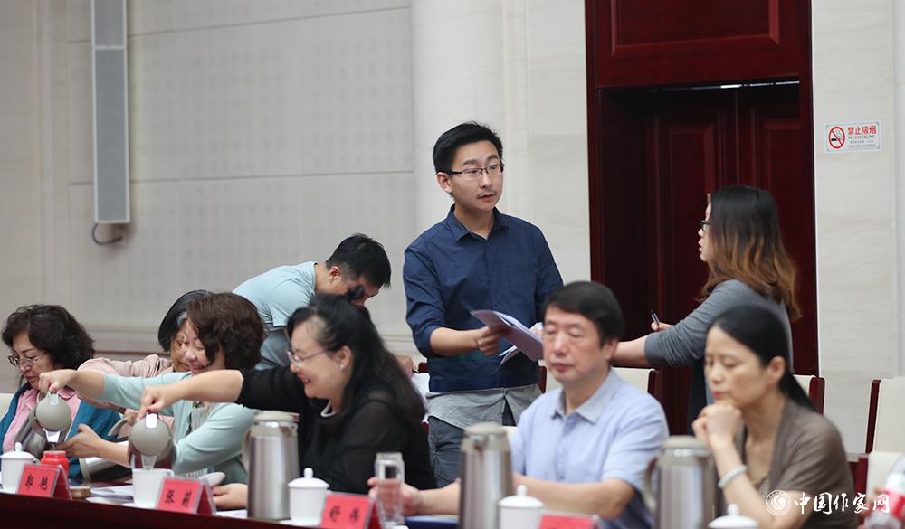 8月4日，第十屆兒獎評委會第六次全體會議上，聯(lián)絡(luò)員收回選票