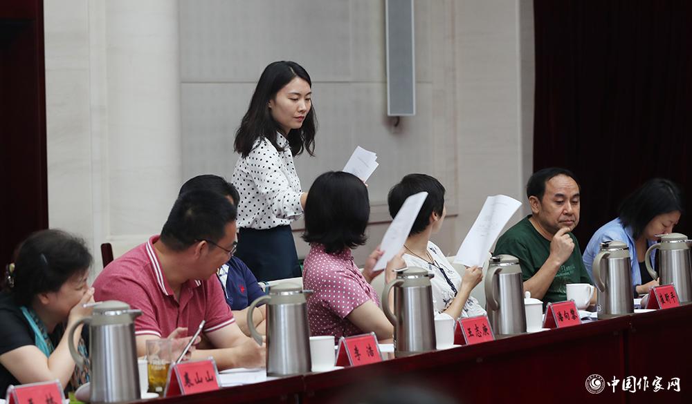 8月4日，第十屆兒獎評委會第六次全體會議上，聯(lián)絡(luò)員收回選票