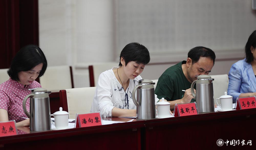 8月4日，第十屆兒獎評委會第六次全體會議上，評委填寫選票