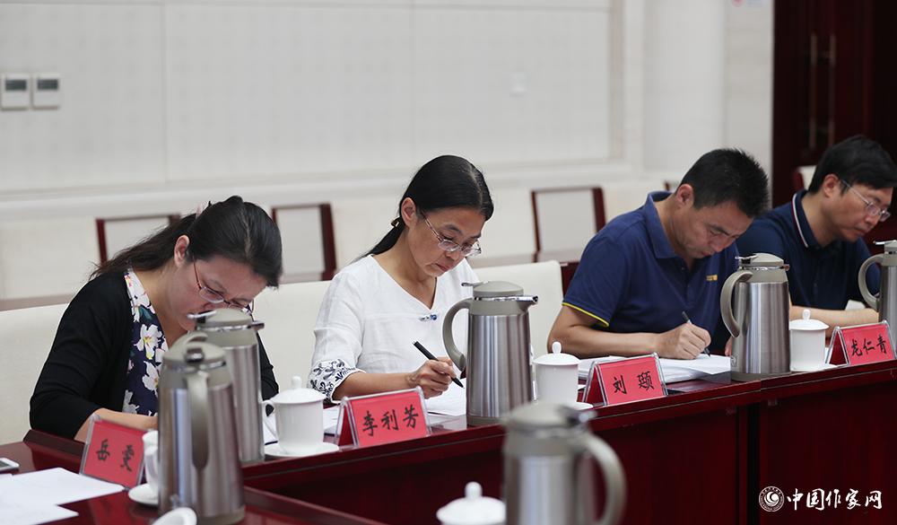 8月4日，第十屆兒獎評委會第六次全體會議上，評委填寫選票