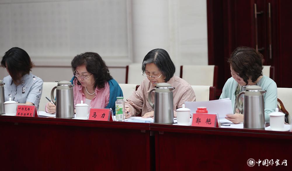 8月4日，第十屆兒獎評委會第六次全體會議上，評委填寫選票