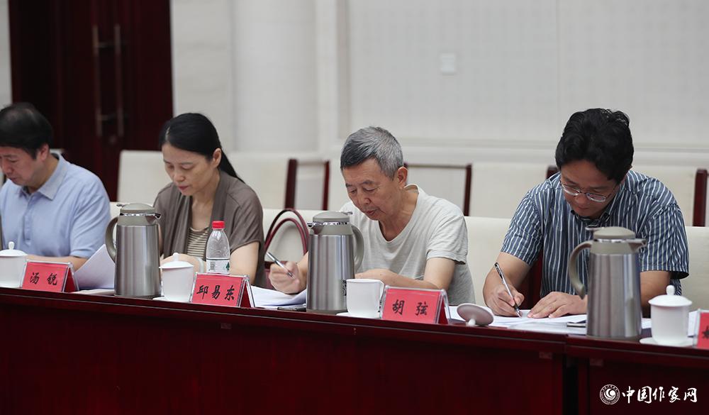 8月4日，第十屆兒獎評委會第六次全體會議上，評委填寫選票