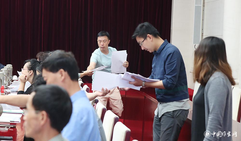 8月4日，第十屆兒獎評委會第六次全體會議上，聯(lián)絡(luò)員發(fā)放選票