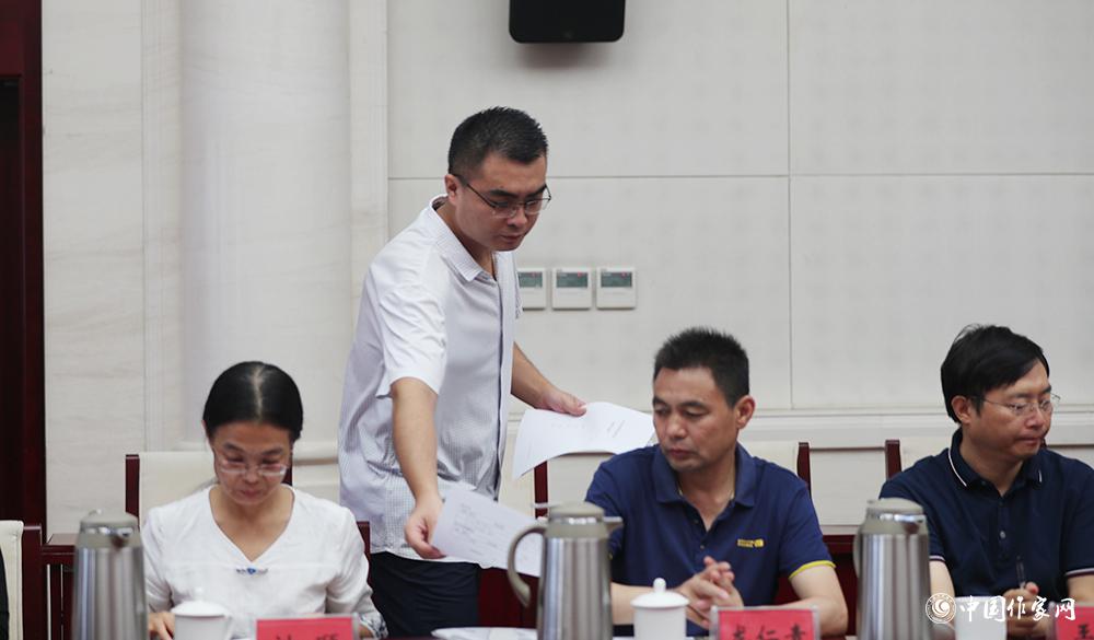 8月4日，第十屆兒獎評委會第六次全體會議上，聯(lián)絡(luò)員發(fā)放選票