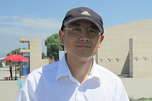 科幻文學(xué)：獲獎作品《大漠尋星人》作者：趙華         獲獎感言　　上班后，經(jīng)歷了職場的繁雜，也走了很多彎路，但最終還是提起筆來撰寫適合孩子看的科幻故事，它們是寫給千百個我不認(rèn)識的孩子的，又仿佛是寫給自己的。《大漠尋星人》中的7個故事就是其中的一部分，它們都是同星空、同人的真善有關(guān)的故事，當(dāng)一個人意識到世界的浩瀚和自己的渺小時，就會心存敬畏……