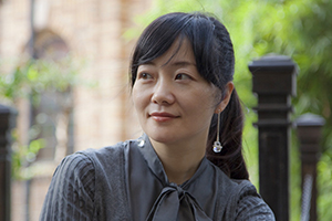 散文：獲獎作品《愛——外婆和我》作者：殷健靈         獲獎感言　　2013年立春，我與最愛的外婆永別。5個月后，為了排遣久滯心頭的悲傷，也為了撫慰家人，我在最短的時間里寫下《愛——外婆和我》。在我所有的作品里，她是我最珍視的、也是最特殊的。對于寫作這本書的我，她得來得最輕易，也得來得最艱難。