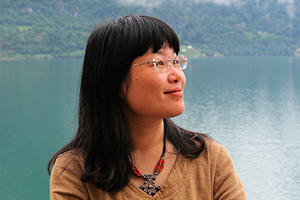 童話：獲獎作品《水妖喀喀莎》作者：湯湯         獲獎感言　　如果有一天，我能把童話寫到足夠廣闊和深邃，讓它有大海、星空、森林和荒漠的浩瀚無涯，又有一粒沙子、一朵小花，一顆水珠的細(xì)膩精致；讓它單純又繁復(fù)，五彩繽紛如同萬物生長，讓它如歌又如詩，瑰麗神奇散發(fā)出迷人的氣質(zhì)；讓一切悲傷歡喜幸福痛苦都在童話里相遇，奏出一闕闕生命的交響曲。