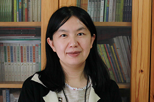 童話：獲獎作品《小女孩的名字》作者：呂麗娜         獲獎感言　　在這本書里，我讓我的小女孩安居在童話世界里。這是個比現(xiàn)實世界更大更神奇更遼闊的世界。我曾在一篇文章里這樣寫過：當(dāng)一個小女孩走在路上，她總是一只腳踏在現(xiàn)實世界，一只腳踏在童話世界里。因為小女孩就是這樣的，心里總是有那么多那么多的幻想，和那么多那么多的詩意，所以小女孩最適合住在童話故事里。