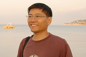 小說：獲獎作品《將軍胡同》作者：史雷         獲獎感言　　在創(chuàng)作中，我逐漸形成了這樣的觀點，兒童文學(xué)作品應(yīng)當(dāng)是藝術(shù)品，這件藝術(shù)品不是寫出來，而是用閱歷、思想、才華、時光和心血精心打磨雕刻出來的，就像是一位父親為自己的孩子手工制作玩具那樣，內(nèi)心中一定是充滿愛、溫暖和感動的，他的態(tài)度一定是無比虔誠和感恩的。