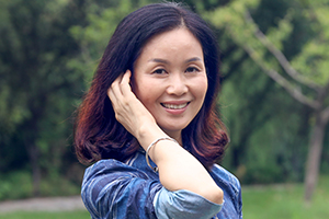 小說：獲獎作品《浮橋邊的湯木》作者：彭學(xué)軍         獲獎感言　　這是一個看似懸疑冒險的故事。我想寫出男孩成長的隱秘與曲折，千溝萬壑、驚濤駭浪只起伏和洶涌于內(nèi)心。這或許是一種心理冒險，而真正在冒險的其實是作者本人。這是一條我從沒走過的路，第一次，書里的主人公不是女孩而是男孩，創(chuàng)作的路數(shù)也迥異于已往。對我來說，這才是真正意義上的“原創(chuàng)”。