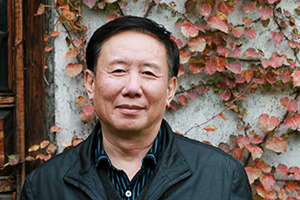 小說：獲獎作品《吉祥時光》作者：張之路         獲獎感言　　從長篇小說《第三軍團》開始到今天的《吉祥時光》，我曾幾次獲得這個珍貴的獎項。幾十年來，這個獎始終伴隨著我、鼓舞著我，我珍視她，以她為榮。她激勵著我，讓我寫出更多更好的兒童文學(xué)作品。童年是一個人最為寶貴的時光。我寫過各種類型的兒童文學(xué)，但是書寫自己的童年卻是我多年的愿望。