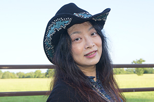 小說：獲獎作品《沐陽上學(xué)記·我就是喜歡唱反調(diào)》作者：蕭萍         獲獎感言　　如果這樣的野心來自于一個中國母親的日常，如果我的孩子沒有經(jīng)歷什么幼升小、小升初，如果我不是那個看起來神情淡定，卻站在培訓(xùn)班外六神無主、琴房邊神經(jīng)兮兮的沐陽媽，我就不會沉下心重新學(xué)習(xí)寫作和成長——可是一個母親的成長是不容易被人看見的——我們永遠(yuǎn)無法像阿爾法狗那樣，不動聲色、夜以繼日地自我超越……