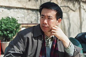 小說：獲獎作品《尋找魚王》作者：張煒         獲獎感言　　我的《尋找魚王》不過是連綴了幾個真實的故事，因為在復(fù)雜驚心的現(xiàn)實面前，杜撰往往顯得虛弱和蒼白。其中的一個魚王今天仍然生活在沭河岸邊，另一個早就遁入深山，只把令人慨嘆的傳奇留下。我曾經(jīng)去探尋他們的蹤跡，鉆進過大山深處曲折神秘的居所，那是悍勇倔強的老人們待過的地方……