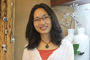 小說：獲獎作品《大熊的女兒》作者：麥子         獲獎感言　　對于這次獲獎，很意外。對此，我更多地看作是一種激勵，看作對書中所傳遞精神的認(rèn)可。我將繼續(xù)慢行，一路探索，一路審視，一路反思，面朝未來，安安靜靜、從從容容地完成每一次創(chuàng)作，真誠地播種下生而為人的那些應(yīng)有的美好：愛、溫暖、良善、悲憫。