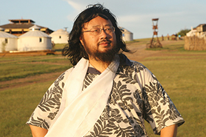 小說：獲獎作品《一百個孩子的中國夢》作者：董宏猷         獲獎感言　　我還記得第一次閱讀安徒生童話時的情景。那是一個寒冷的冬夜，雪花無聲地飄落在漢口古老而幽深的小巷里。一個中國小男孩被一個丹麥小女孩的故事深深地感動了，他的眼中盈滿了無言的淚花。他真想問問那個姓“安”的叔叔，小女孩的火柴賣完了嗎？那天晚上他做了一個夢，夢見一大片紅色的麥田……