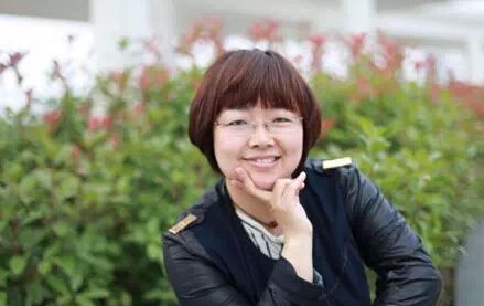 童話：獲獎作品《布羅鎮(zhèn)的郵遞員》作者：郭姜燕         獲獎感言　　應(yīng)該說，我是邊進行兒童教育研究邊進行兒童文學(xué)創(chuàng)作的。兒童文學(xué)使我成了一個懂孩子也讓孩子更喜歡的老師。為了寫出對得起孩子的作品，我時時告誡自己，不要急、不要貪，慢慢寫，寫出讓自己滿意的作品，才有可能讓孩子們滿意。