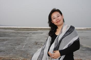 詩歌：獲獎作品《夢的門》作者：王立春         獲獎感言　　每一個孩子都帶著“神諭”似的想象和智慧來到人間，他們說著神奇的話，他們做著神奇的事。他們混沌未開，他們物我不分，他們天然、純樸，神情四溢。他們像風(fēng)一樣歪著肩膀奔跑，像鳥一樣張開雙臂飛翔；他們有時看世界是仰視的，有時也調(diào)皮地倒立，把世界翻過來。