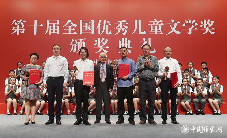 高洪波、孟祥林、樊發(fā)稼為散文、報告文學(xué)、科幻文學(xué)獲獎?wù)哳C獎