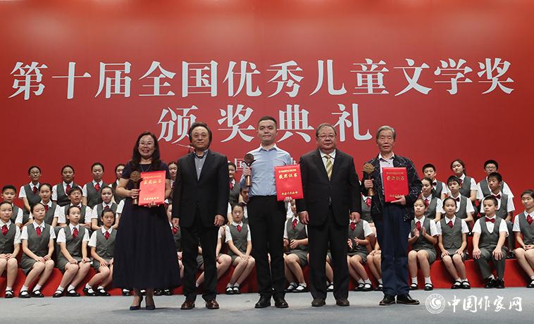 吉狄馬加、王泉根為詩歌、幼兒文學(xué)獲獎?wù)哳C獎