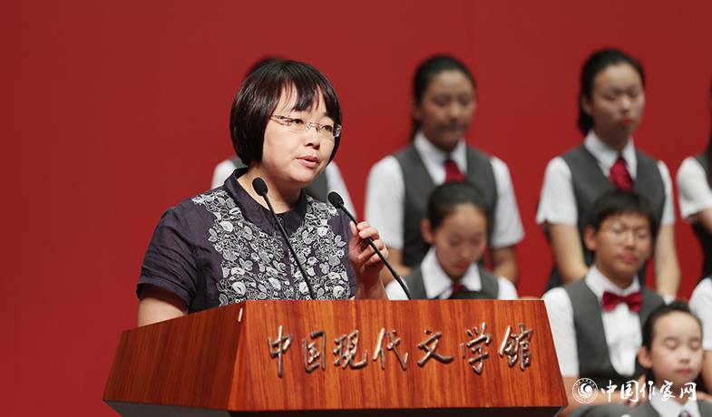 郭姜燕代表童話獲獎?wù)甙l(fā)表獲獎感言