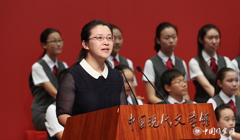 李利芳在頒獎典禮上宣讀獲獎散文、報告文學(xué)、科幻文學(xué)授獎辭