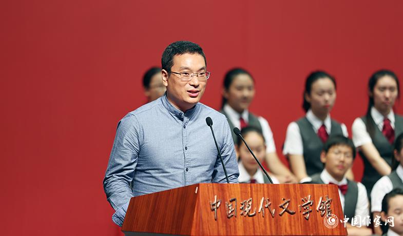 王林柏代表散文、報告文學(xué)、科幻文學(xué)獲獎?wù)甙l(fā)表獲獎感言