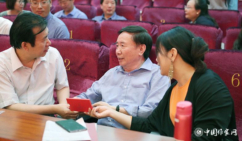 頒獎典禮開始前獲獎作家張煒、張之路、蕭萍交談