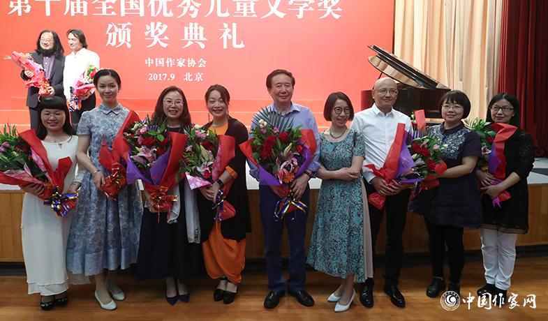 頒獎典禮結(jié)束后，獲獎作家合影留念