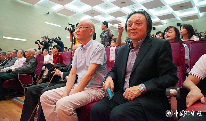 王泉根、海飛出席頒獎典禮