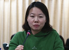 岳雯：“為己”的寫作與限度意識“剜爛蘋果?銳批評文叢”建立在“破”的基礎(chǔ)上，“把爛的剜掉，把好的留下來吃”。[詳細(xì)]