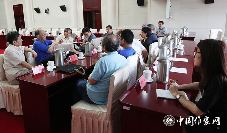 7月28日，全體會后文學翻譯獎評獎委會召開會議