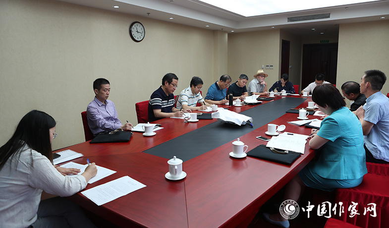 7月28日，全體會后文學理論評論獎評獎委員會召開會議