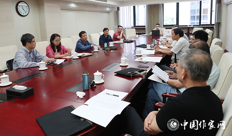 7月28日，全體會后中篇小說獎評獎委員會召開會議