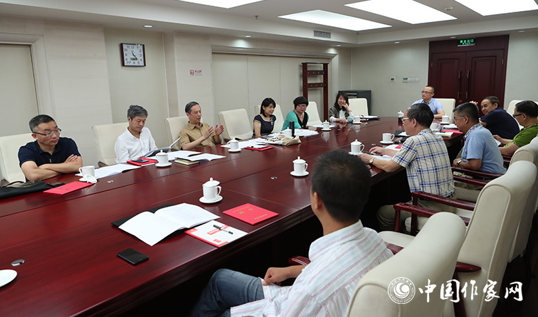 7月28日，全體會后短篇小說獎評獎委員會召開會議