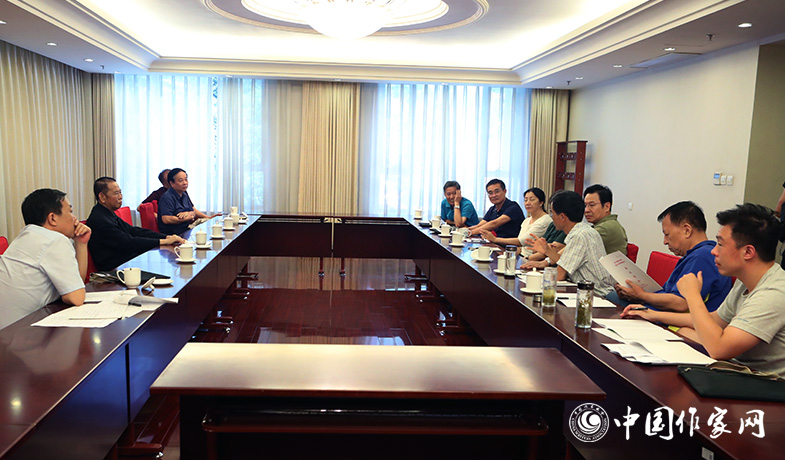 7月28日，全體會后報告文學獎評獎委員會召開會議