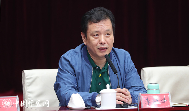 7月28日，李敬澤在全體會上就《魯迅文學獎評獎條例》和《評獎細則》做講解說明