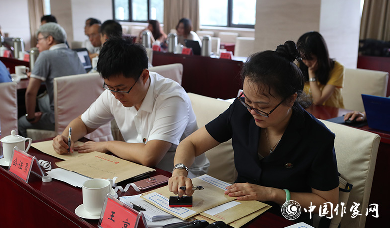 8月11日，公證處人員將終評選票情況封存