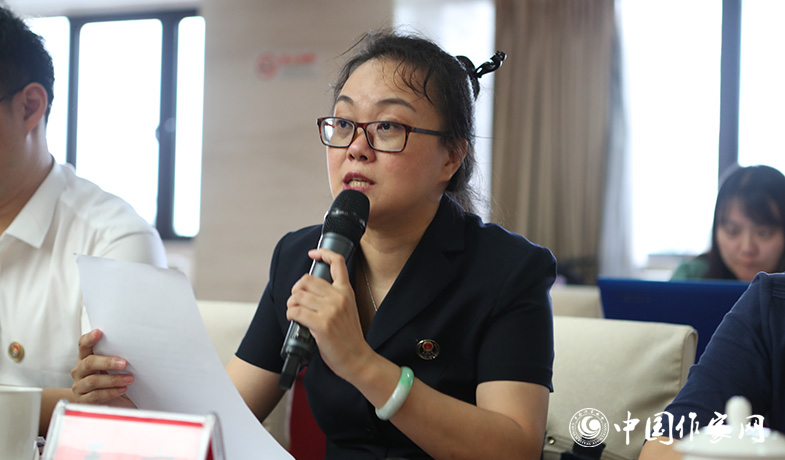 8月11日，公證處公證員在終評會上宣讀公證書