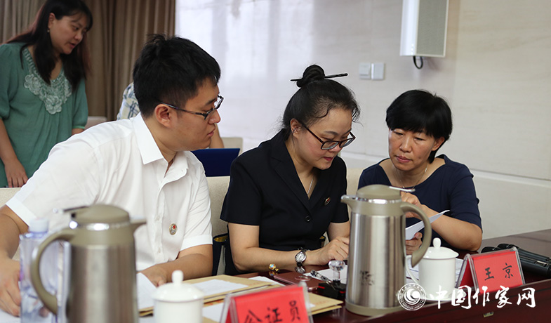 8月11日，公證處公證人員檢查選票統(tǒng)計情況