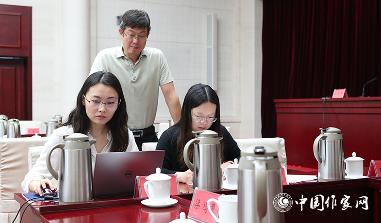 8月11日，聯(lián)絡員統(tǒng)計選票，紀監(jiān)組人員監(jiān)督工作