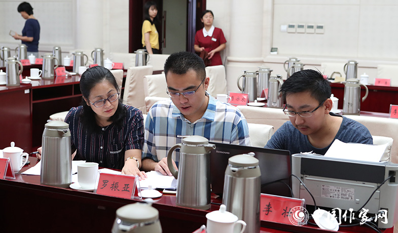 8月11日，聯(lián)絡員統(tǒng)計選票，紀監(jiān)組人員監(jiān)督工作