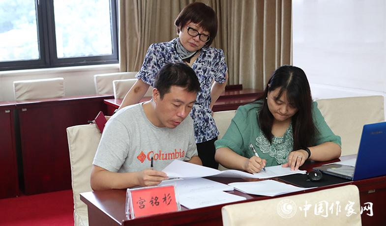 8月11日，聯(lián)絡員統(tǒng)計選票，紀監(jiān)組人員監(jiān)督工作